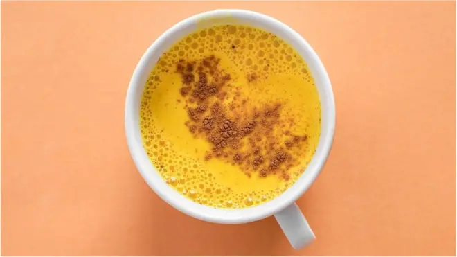 ہلدی، جو ایشیا میں ہزار ہا برس سے استعمال میں ہے، اب دنیا بھر میں کافی شاپس پر 'گولڈن لاٹے' نامی مشروب میں استعمال ہوتی ہونے لگی ہے