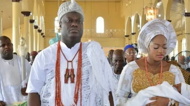 Ooni pẹlu olori rẹ ati arẹmọ wọn