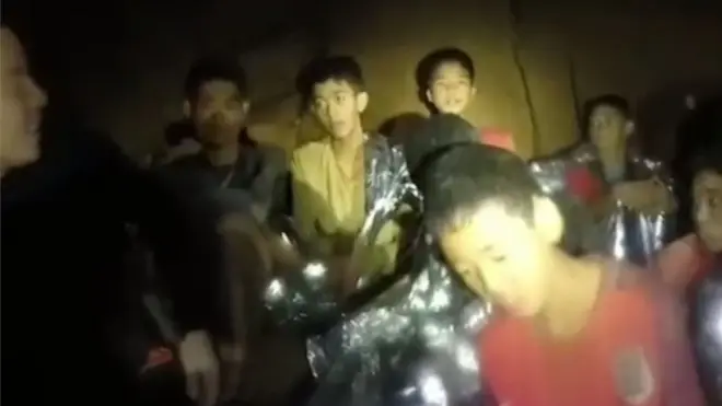 หน่วยซีลเผยแพร่คลิปวิดีโอทีมหมูป่าฯ ทักทายคนนอกถ้ำ เมื่อช่วงเช้า 4 ก.ค. แสดงให้เห็นรอยยิ้มของหลายคน พร้อมยืนยันว่าพวกเขา "แข็งแรงดี"