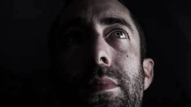 صورة تعبيرية: شاب يتأمل