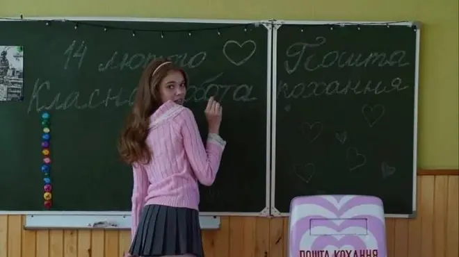 на фото дівчина стоїть біля гкілької дошки