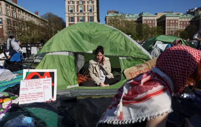 Manifestante numa barracaquanto paga o 0 na roletaprotesto contra guerraquanto paga o 0 na roletaGaza