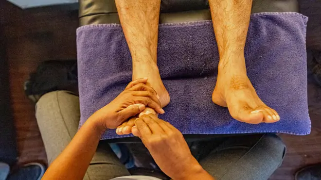 ස්පා, ෆුට් කෙයාර් සහ ආයුර්වේද සම්බාහන යන විවිධ නම්වලින් කොළඹ හා තදාසන්න ප්‍රදේශවල විවිධ සම්බාහන මධ්‍යස්ථාන පවත්වා ගෙන යනු ලැබේ.