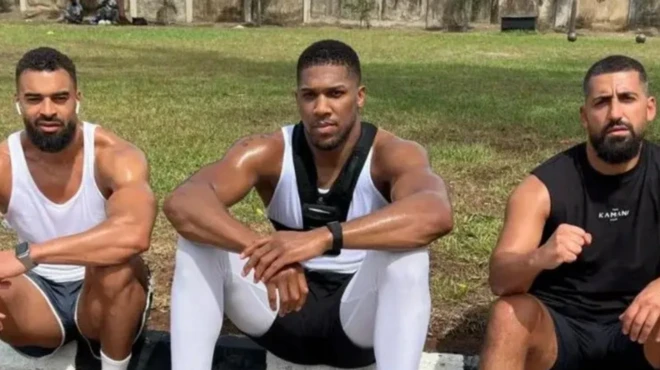 Latif Ayodele ti inagijẹ rẹ n jẹ Latz ati Gami Sina wọ aṣọ awọtẹlẹ, wọn jokoo pẹlu Anthony Joshua