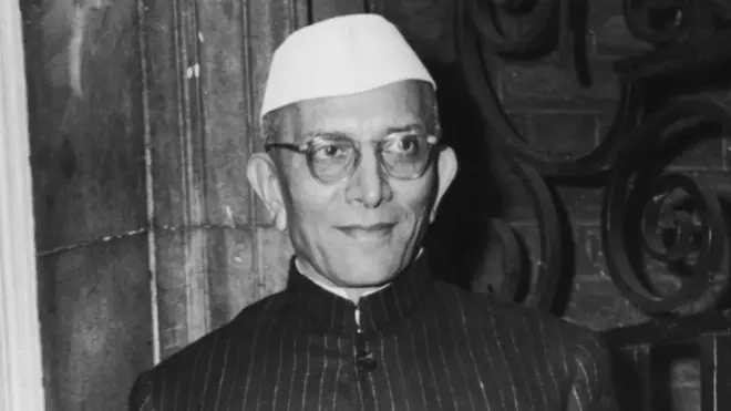 મોરારજી દેસાઈ લંડનમાં 10 ડાઉનિંગ સ્ટ્રીટની બહાર (29 ઑગસ્ટ 1958ની તસવીર)