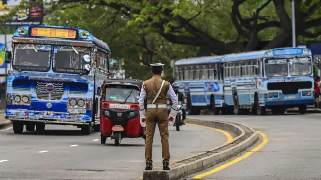 මාර්ගයක රාජකාරියේ නියුතු රථවාහන පොලිස් නිලධාරියෙක්