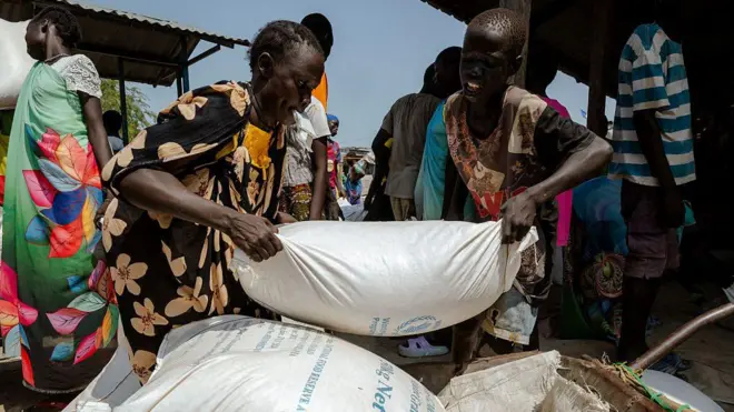 Pipo wey dey carry food aid for bodi