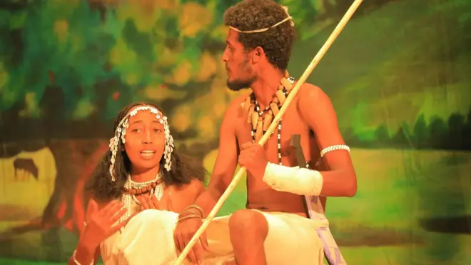 Tiyaatirri Walaabuu, tiyaatira Afaan Oromoo dhiyeenya kana garsiifamaa turedha