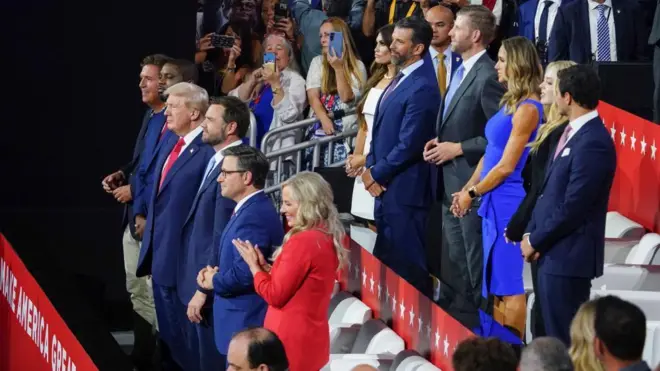 Membros do partido Republicano ao ladoroulette gold clubmembros da família Trump na convenção do partido