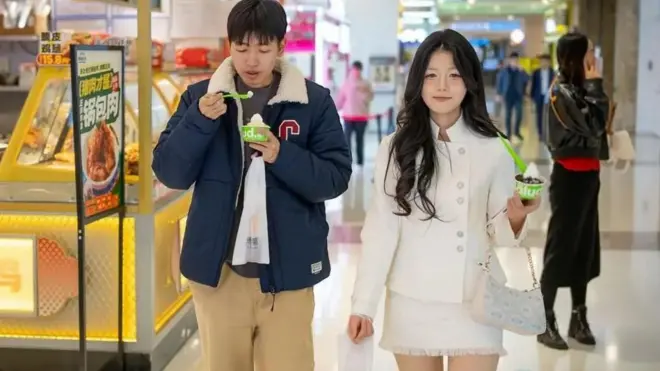 یک زن و مرد جوان در حال بستنی خوردن