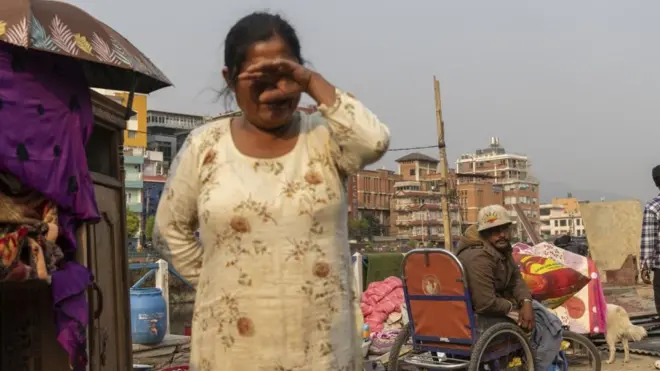 सुकुम्बासी बस्ती हटाएपछि पीडा पोख्दै महिला