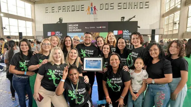 Equipo de profesores de la Escuela Estatal Parque dos Sonhos con certificado del premio internacional.
