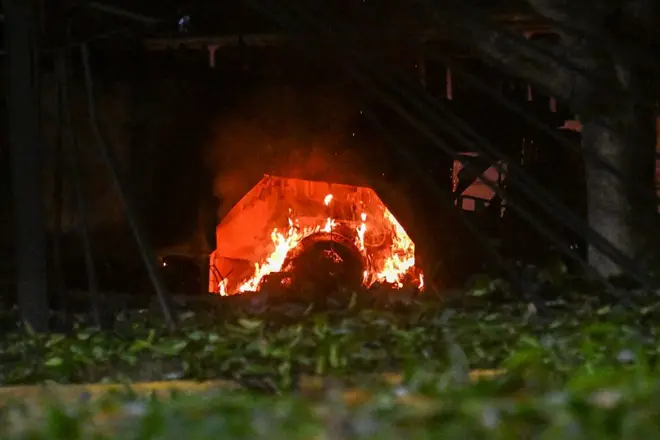 Um veículo pega fogo na base aérea de La Carlota, em Caracas, após uma série de explosões em 3 de janeiro de 2026