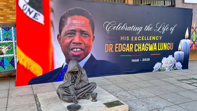 One banner show late former Zambian statesman Edgar Lungu behind one statue for one planned private funeral wey suppose hold