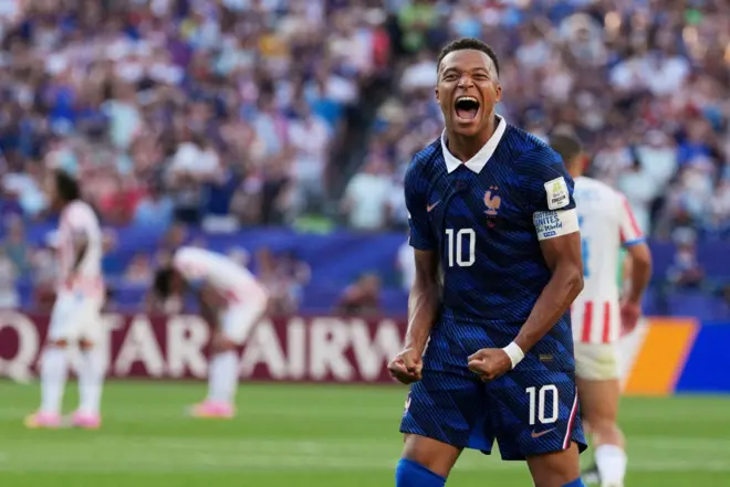 Mbappe comemora classificação contra o Paraguai