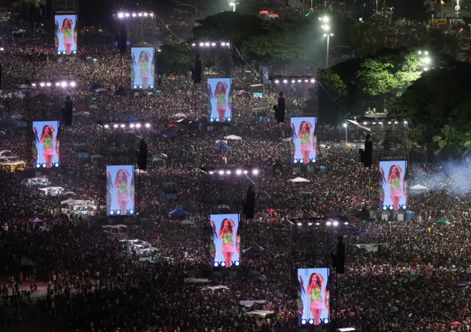 Telões em meio à multidão que assistiu a show de Shakira em Copacabana