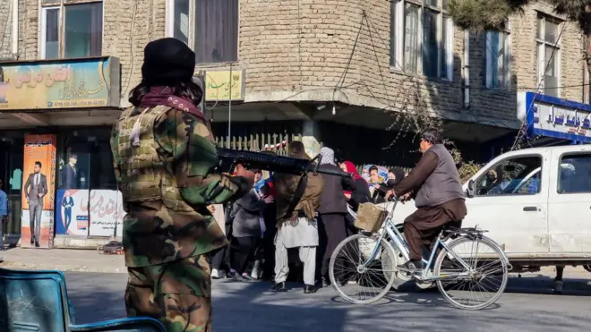 افغان ښځو د ۲۰۲۲ کال د دسمبر په ۲۲مه په کابل کې د طالبانو له خوا د ښځو پر پوهنتوني زده کړو د بندیز پر ضد لاریون وکړ.