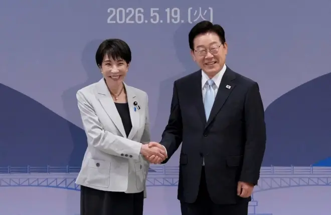 악수하는 다카이치 사나에 일본 총리와 이재명 한국 대통령