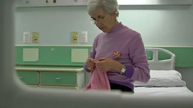 Baka koja štrika tokom noću