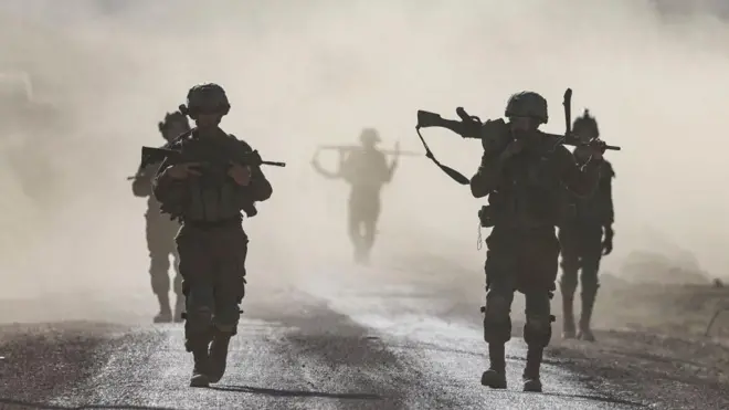 چند سرباز اسرائیلی در خاک و دود 