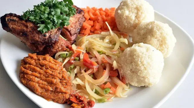 L'attiéké est généralement servi avec du poisson ou du poulet