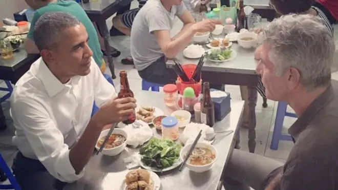 Barack Obama dan Anthony Bourdain duduk bersama menyantap mie dan bir dingin di Hanoi pada tahun 2016 di sebuah restoran jalanan.