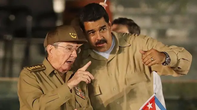 Nicolás Maduro (dir.) e Raúl Castro, em imagem de arquivo