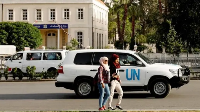 Şam'da OPCW denetçilerini taşıyan bir BM aracı