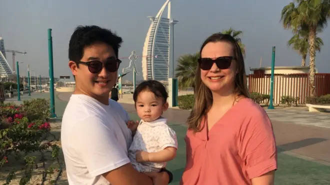 ليجيا وروبرت مع ابنتهما في صورة تذكارية.