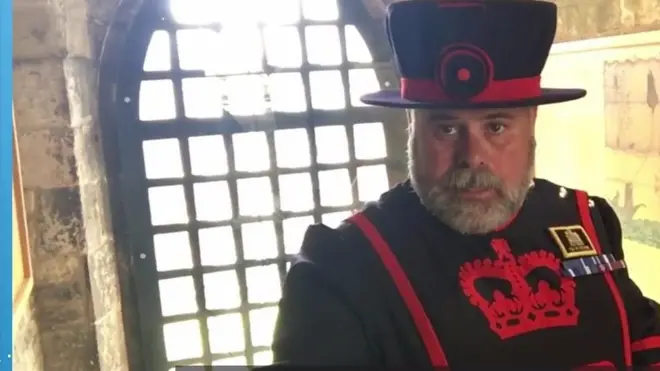 코로나19 사태 속의 영국 근위병 '비피터' 근황