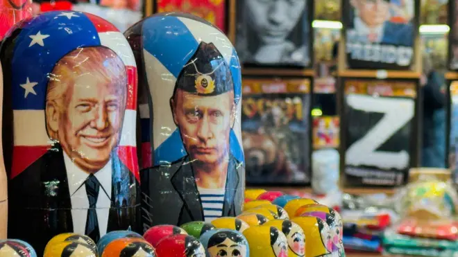 دمى ماتريوشكا الخشبية الروسية التقليدية، التي تُصوّر الرئيس الروسي فلاديمير بوتين والرئيس الأمريكي دونالد ترامب