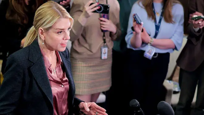 Пэм Бонди на пресс-конференции