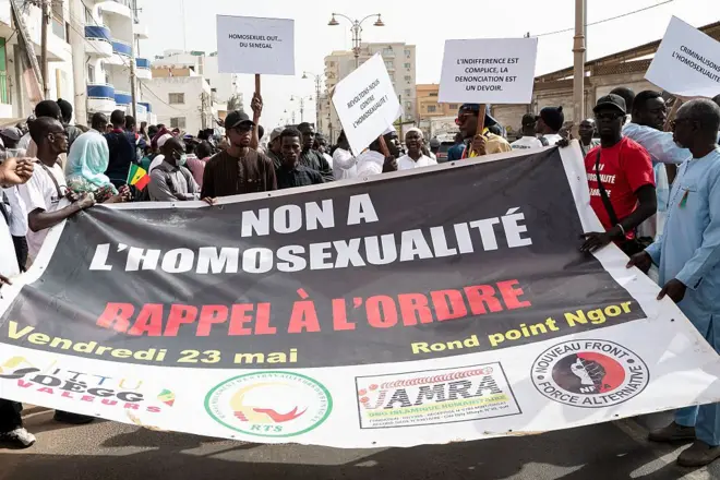 Des manifestants brandissent une pancarte sur laquelle on peut lire « Non à l'homosexualité, appel à l'ordre » lors d'une manifestation appelant à la criminalisation de l'homosexualité au Sénégal, à Dakar, le 23 mai 2025.