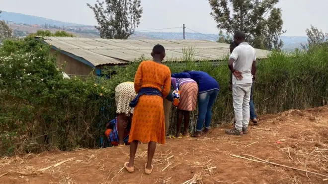 Kuwa gatatu abantu batangiye kugera aho yari atuye polisi imaze gutaburura imirambo