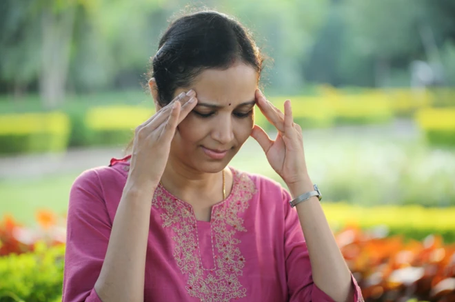 ਸਿਰ ਫੜ੍ਹ ਕੇ ਖੜੀ ਇੱਕ ਔਰਤ