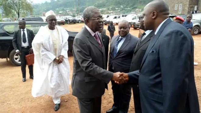 Men dey shake hand