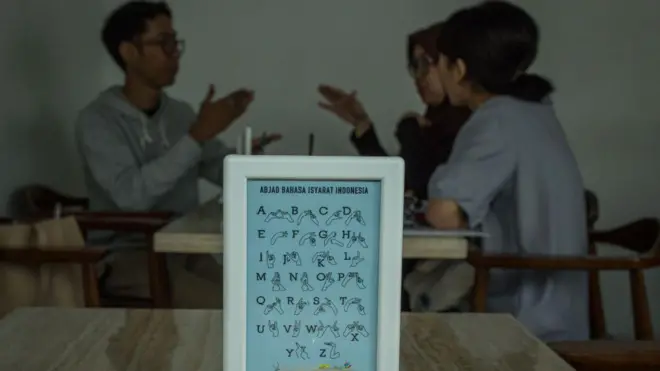 Papan bahasa isyarat bagi penyandang Tuli. 