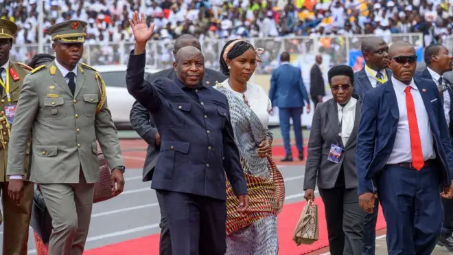 Prezida Evariste Ndayishimiye n'umutambukanyi wiwe bitavye umuhango wo kwimika ubugira kabiri Prezida wa Congo, Felix Tshisekedi