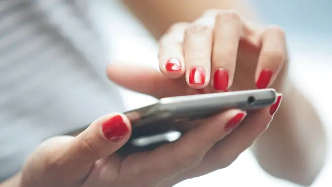 Вимкніть телефон або сховайте його в шухляду - не треба відповідати на всі повідомлення