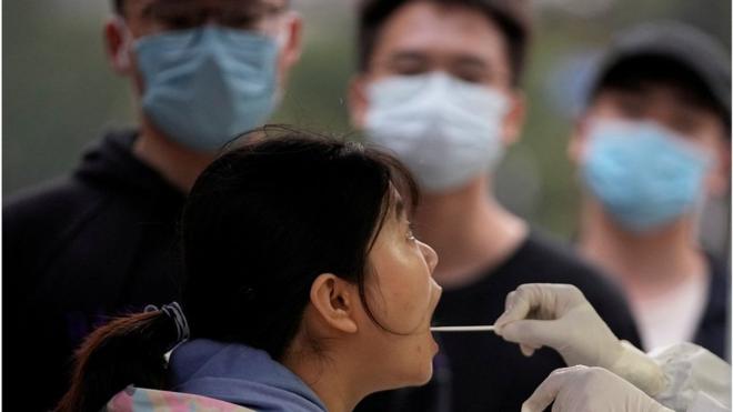 一名婦女在上海某核酸檢測點接受新冠毒病檢測