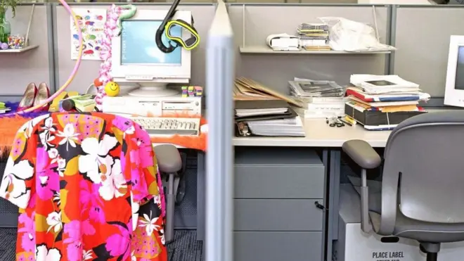 Melarang barang-barang pribadi diletakkan di meja dapat mempengaruhi produktivitas.