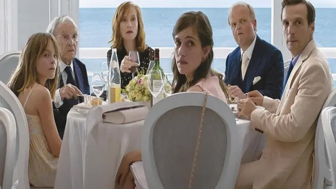 لقطة من فيلم "نهاية سعيدة" تجمع عددا من أبطال الفيلم