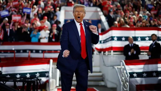 دونالد ترامپ در یک تجمع در حال رقص