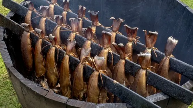 Коптят непосредственно над огнем, прикрыв рогожкой, чтобы рыба не только коптилась, но одновременно готовилась