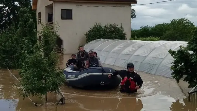 До сада евакуисано 159 особа из превентивних разлога
