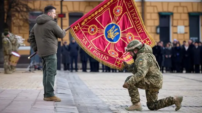 زيلينسكي خلال مشاركته في احتفال لإحياء ذكرى العام الأول للحرب في كييف