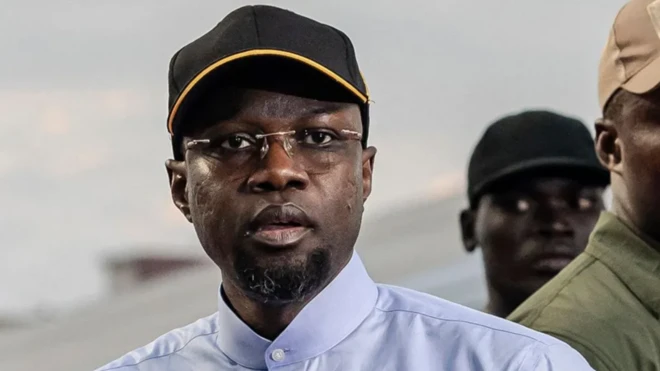 Ousmane Sonko wọ aṣọ olomi buluu pẹlu fila lori