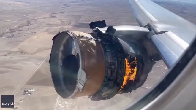 محرك طائرة يحترق