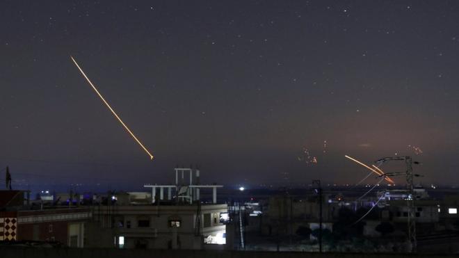 Mísseis sendo avistados no céu de cidade síria de Deraa na madrugada desta quinta-feira