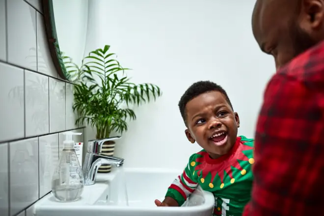 Enfant devant un lavabo